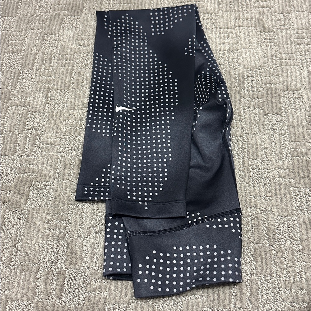 Black and White Polka Dot Leggings. Nike dry fit size M, girls like new